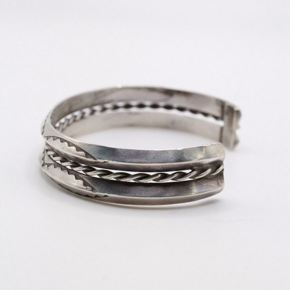 Elegant Silver Cuff Bracelet - Picture 4 of 7